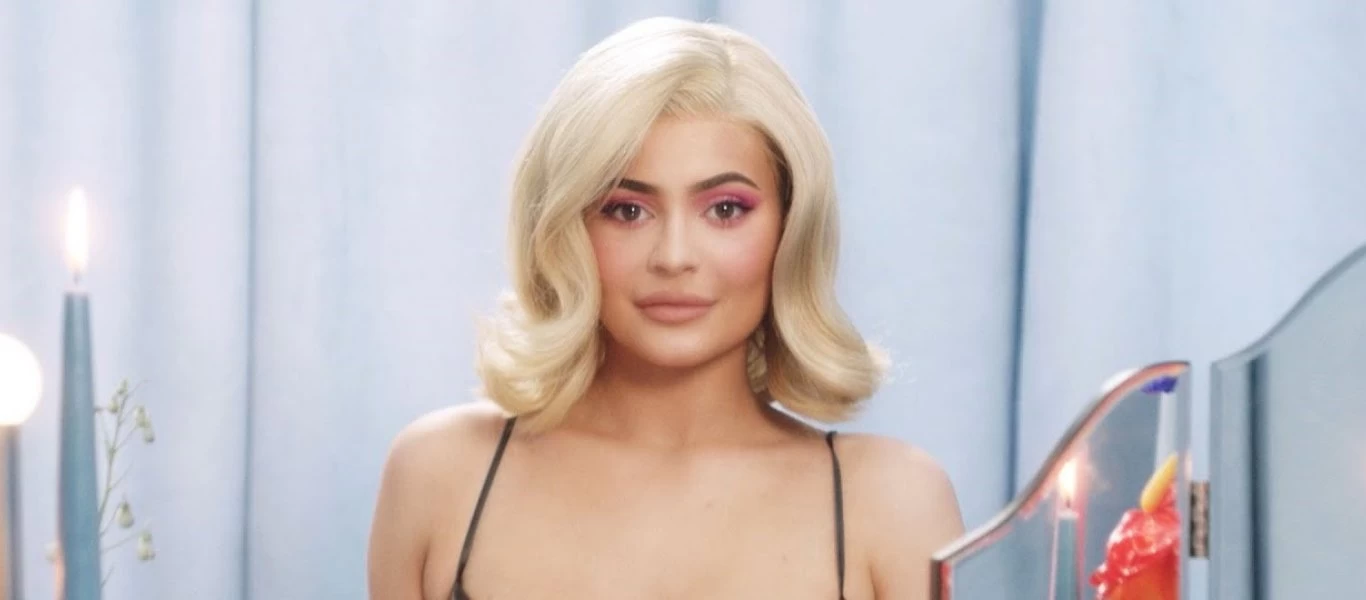 Kylie Jenner: Με απίστευτα κοντό φόρεμα που θα μπορούσε να είναι μπλούζα (φωτό)